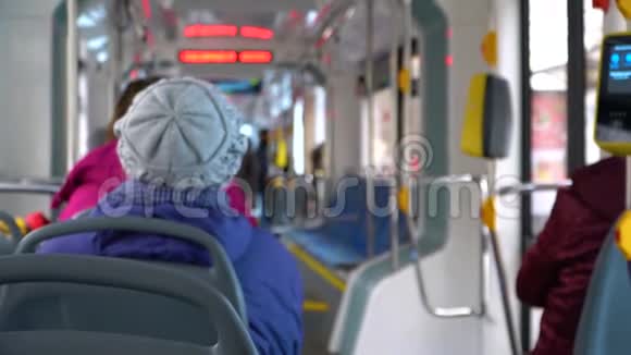 人在电车乘客乘坐视频的预览图
