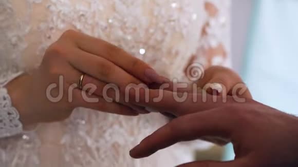 新娘几乎不把戒指戴在新郎手指上特写视频的预览图