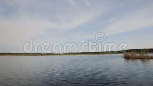 湖在蓝天的映衬下视频的预览图