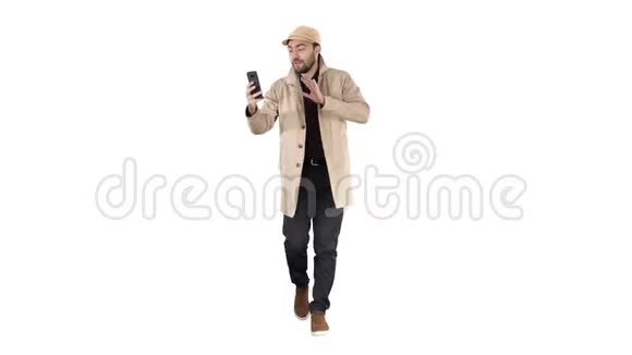 秋季时尚风格男子录制视频博客走在白色背景视频的预览图