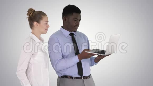满意他们的工作男人和女人看着笔记本电脑的梯度背景视频的预览图