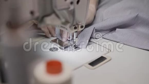 成年女性手工缝制条纹织物一侧的俯视图手持镜头视频的预览图