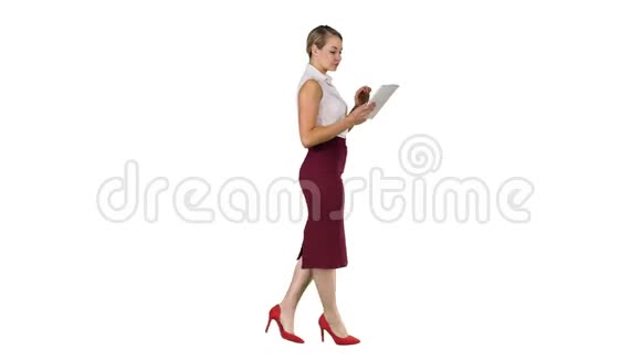 女商人用电子标签在白色背景上行走视频的预览图