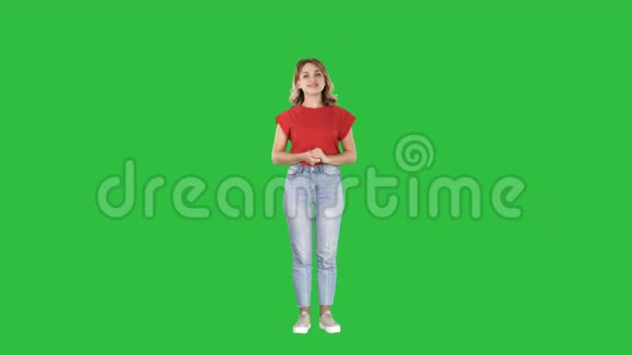 一位美丽的女主持人在绿色屏幕上展示她左右两侧的想象图像彩色键视频的预览图
