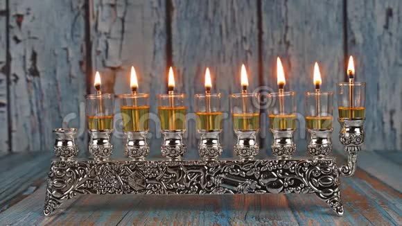 在犹太节日光明节的第六天七支光明节蜡烛正在燃烧视频的预览图