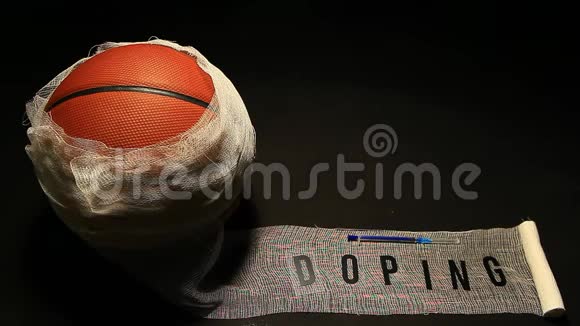 篮球绷带注射器兴奋剂深色背景无人视频的预览图