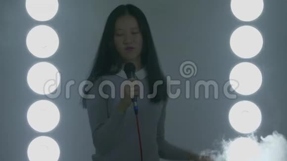 十几岁的亚洲高中女孩唱歌视频的预览图