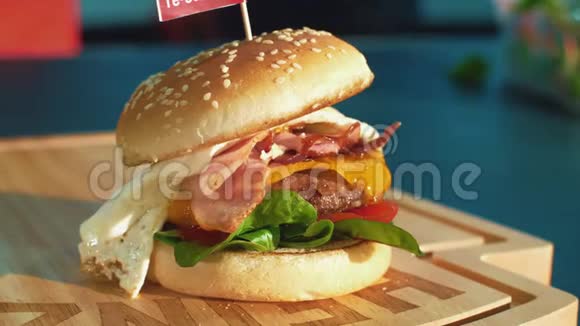 汉堡配火腿煎蛋生菜和芝麻夹菜视频的预览图