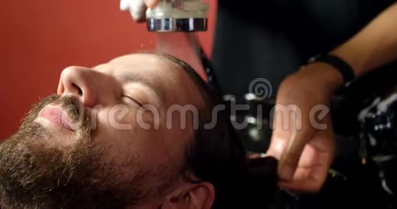 理发师洗人的头发4K视频的预览图
