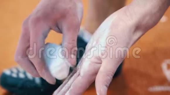 体操运动员手拍白色粉笔粉运动人士涂滑石粉视频的预览图