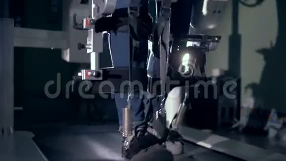 借助轨道模拟器完成人体腿部的身体康复过程视频的预览图