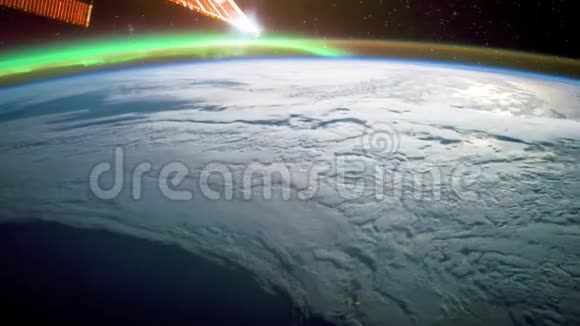 从空间站起飞的飞越地球表面飞行这段视频的内容由nasa提供这个视频视频的预览图