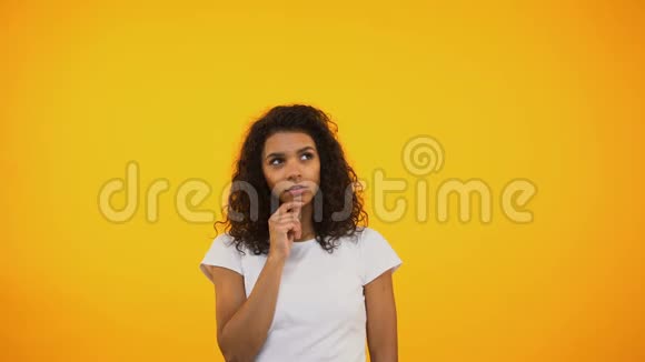 性感的黑人女孩摸着下巴仰着头在选择之间做出选择视频的预览图