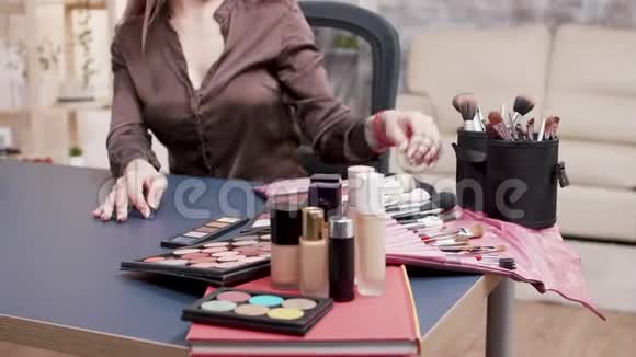 美丽的美女vlogger录制关于化妆刷的vlog视频的预览图