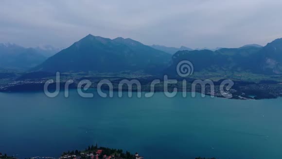 瑞士阿尔卑斯山上美丽的图恩湖瑞士从上面视频的预览图