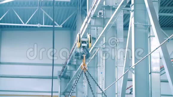 起重机吊链的金属挂钩承载重物工厂设备视频的预览图