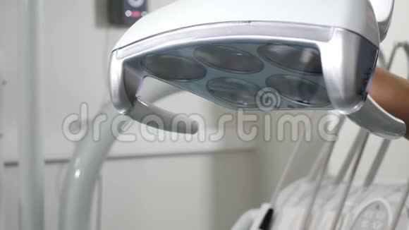 术前女性手调牙科LED照明牙科工具和专业牙科设备视频的预览图