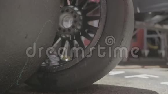 新的夏季轮胎与水喷雾视频的预览图