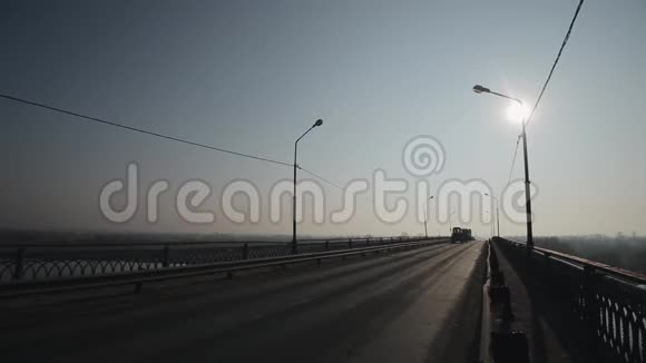 汽车经过桥早晨和雾大卡车在路上行驶汽车剪影视频的预览图