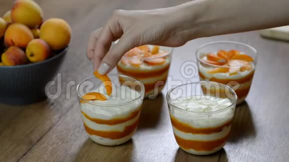 配杏果酱和奶油视频的预览图