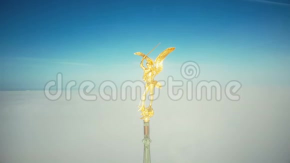 令人惊叹的空中特写镜头的黄金圣迈克尔天使雕像顶部著名的圣米歇尔山城堡尖顶在天空视频的预览图