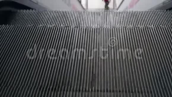 机场的自动扶梯向上移动孩子的背景视频的预览图
