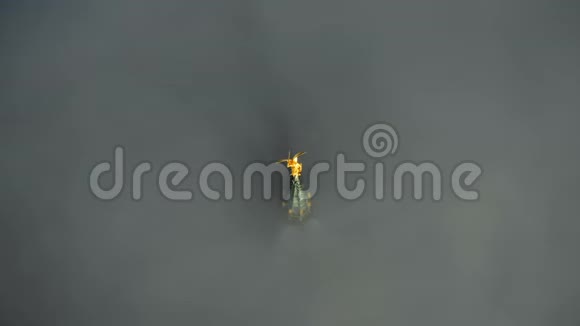 史诗般的空中特写镜头在圣米歇尔山城堡尖尖顶上的深灰色云流视频的预览图