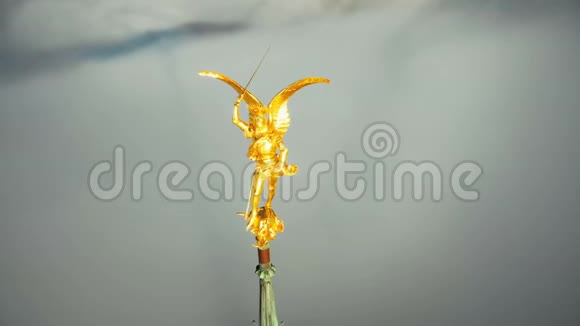 极端空中特写镜头的天金圣迈克尔天使雕像在蒙特圣米歇尔天空城堡尖顶视频的预览图