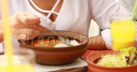 女人在印度餐馆吃饭视频的预览图