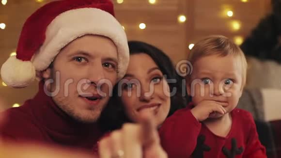 幸福的一家人在家里在圣诞树背景上自拍圣诞新年圣诞庆祝概念视频的预览图