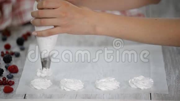 厨师的手在厨房里做菜糕点管在烤盘上铺上奶油视频的预览图