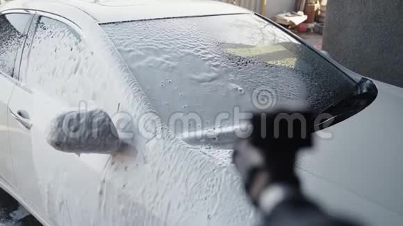 洗车过程上自助发泡洗涤剂用高压洗去污垢慢动作视频的预览图