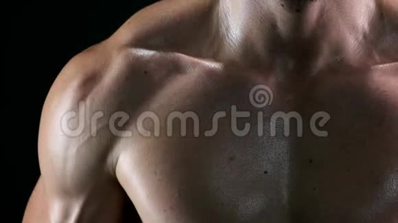 运动员的二头肌和胸肌视频的预览图