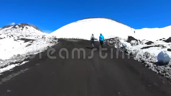 意大利西西里埃特纳火山顶部游客徒步旅行的快速运动时间扭曲视频视频的预览图