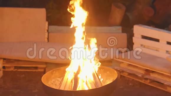 在户外的老式大锅里烧柴火视频的预览图