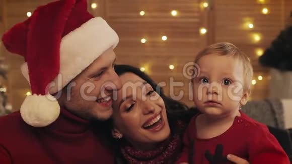 幸福的一家人在家里在圣诞树背景上自拍圣诞新年圣诞庆祝概念视频的预览图