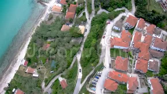 在希腊AthitosHalkidiki地区的一个绿松石海滩旁边的旅游村的鸟瞰图通过完成向上和向前移动视频的预览图
