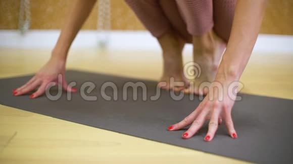 年轻女子在慢动作瑜伽馆练习瑜伽视频的预览图