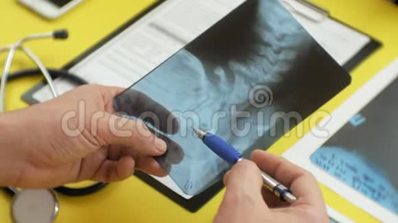保健和医疗理念数字平板电脑屏幕上的X射线图像医疗桌侧视图视频的预览图