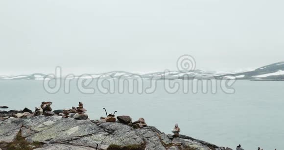 挪威美丽的欧特伦湖海岸的石头在春天的阴天挪威视频的预览图