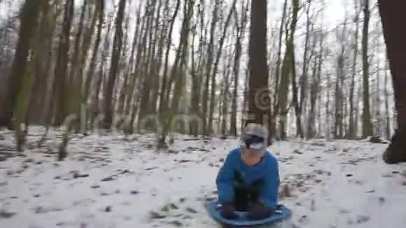 婴儿滚下一座雪山视频的预览图