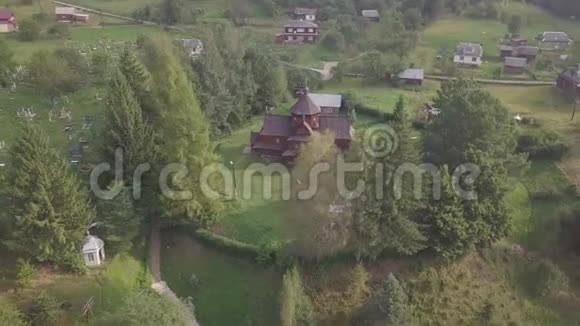 前往乌克兰喀尔巴阡山脉Kryvorivnia山庄木制东正教教堂视频的预览图