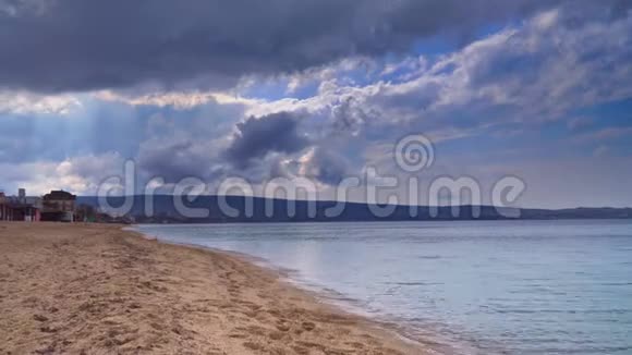 有着美丽的云彩的大沙滩视频的预览图