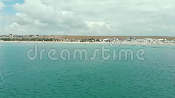 在一架飞行无人机上俯瞰大海和海滩的全景用摄像机拍摄从海上飞来视频的预览图