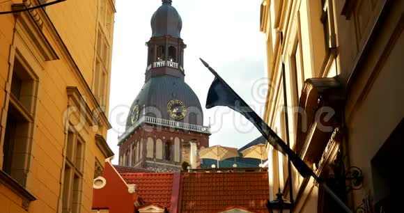 拉脱维亚里加夏季傍晚的穹顶大教堂景色中世纪古城纪念碑建筑遗产著名视频的预览图