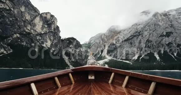 湖中央特写木船和背景大山4k视频的预览图