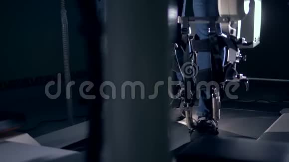 男性的腿在模拟机器的帮助下行走视频的预览图