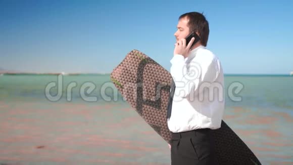 这位商人站在海边不让木板上放风筝视频的预览图
