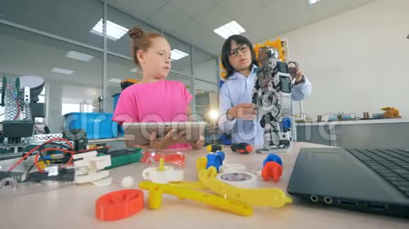 幼儿尝试用工具在桌子上制作机器人4K视频的预览图