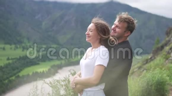 在山顶相爱的情侣视频的预览图